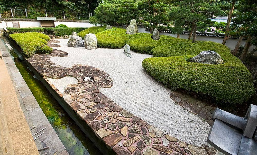 Karesansui garden