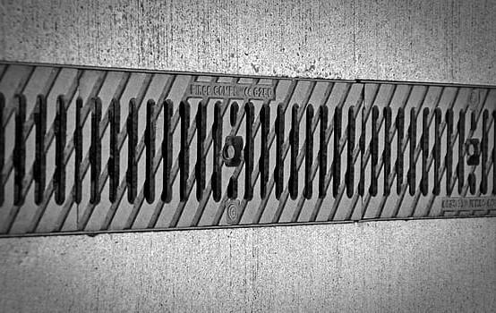 Trench drain grate