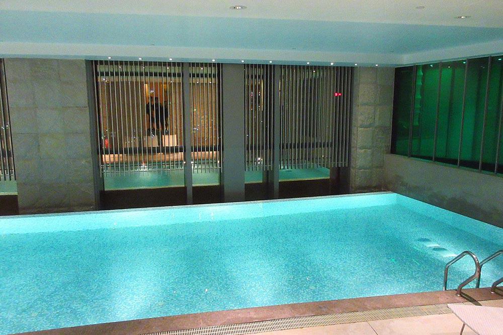 pool in hotel okura macau